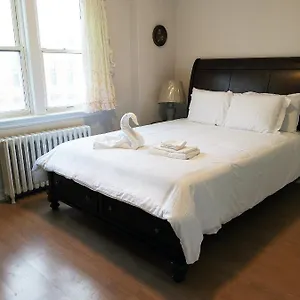 Homestay Cozy Private Rm Heart Of North York Free Parking Full Kitchen Close To Downtown, Toronto